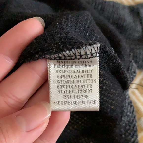 Throw Me On Sweater // - Picture 5 of 7